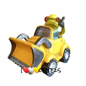 Beeldje van kikker in graafmachine